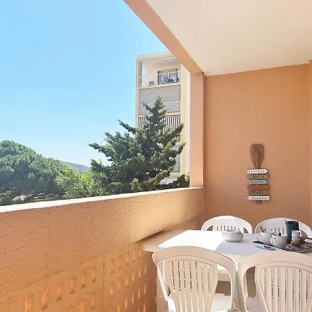 Renove 3 Pieces, Terrasse, Parking Et Climatisation, Proche Centre Et Au Lavandou - Fr-1-251-513 Apartment